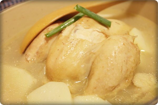 雞肉也燉的很軟嫩~~好想趕快吃喔^^"

先喝了一口湯~~完全提煉出雞的精華香氣呀!!!