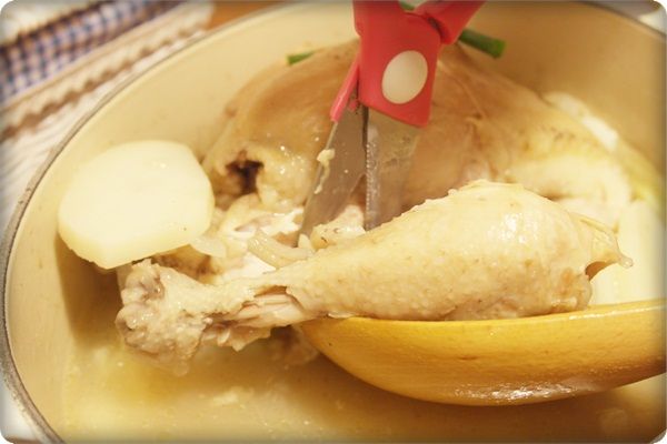 一隻雞的秘密武器~~"剪刀"!!!

拿起剪刀開始剪雞肉~~~

因為肉已經燉的很軟所以很好剪呢^^"

肉好嫩不乾柴唷^^b