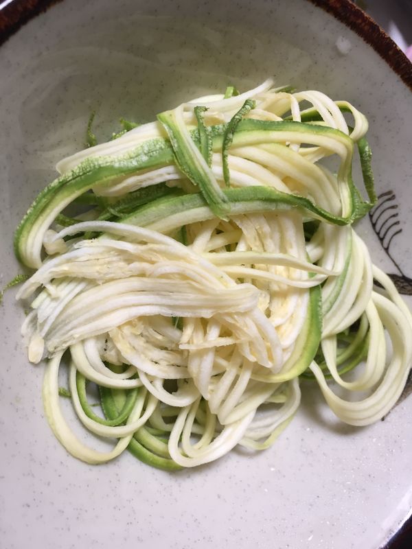 先將節瓜刨成麵條狀