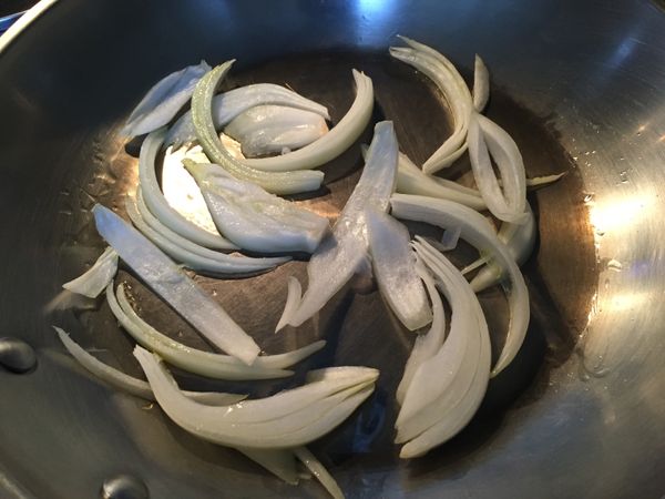 熱鍋後下少許油，把洋蔥絲分開炒至半熟