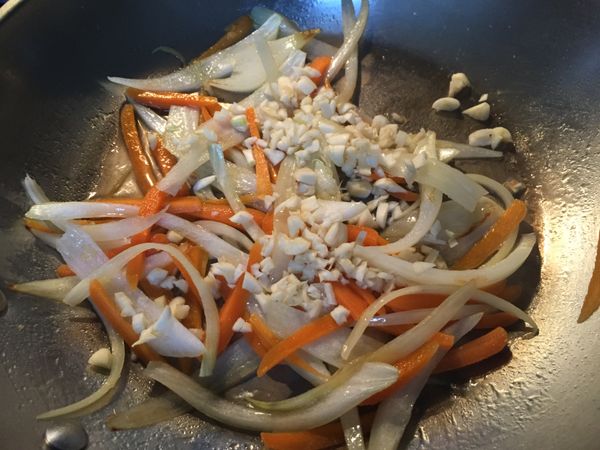 再倒入蒜末炒
(因為同時也要給小朋友吃，所以蒜末我先炒過，只有大人吃的話，可以最後用拌的就好)