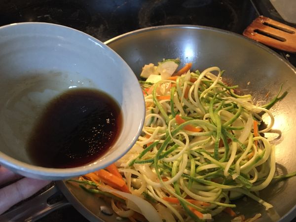 熄火，倒入調好的醬汁拌一拌