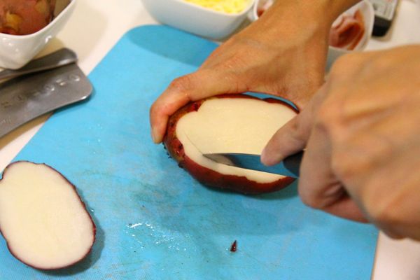 用小刀子在裡面畫圓形 深度切三分之二 不要切到底 用刀子要小心注意