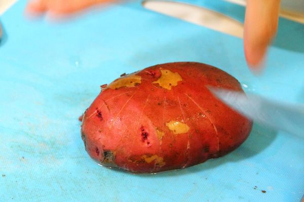 馬鈴薯翻過來 沿著中間切 但最中間圓部分的不要切到喔
烤箱預熱250度