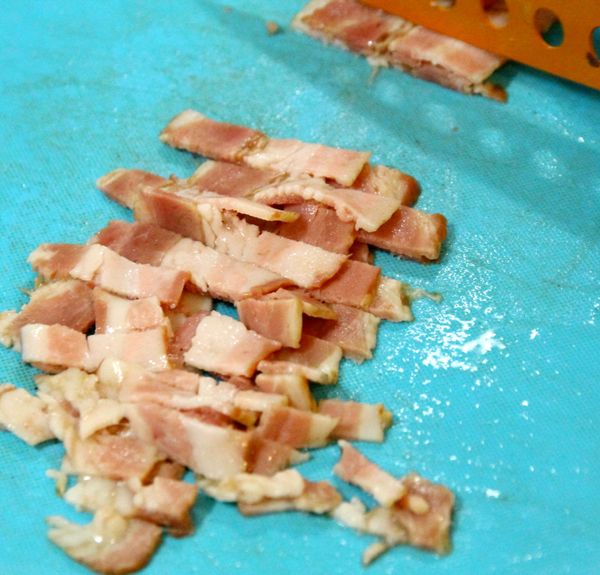 等待烤的時間 可以把培根條切成小塊 用煎的煎到微焦