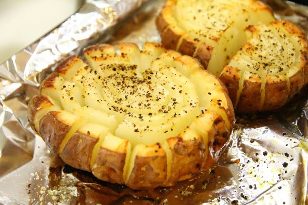 250度 烤約20~25分鐘左右 到馬鈴薯微微張開  就先拿出來進行下個步驟