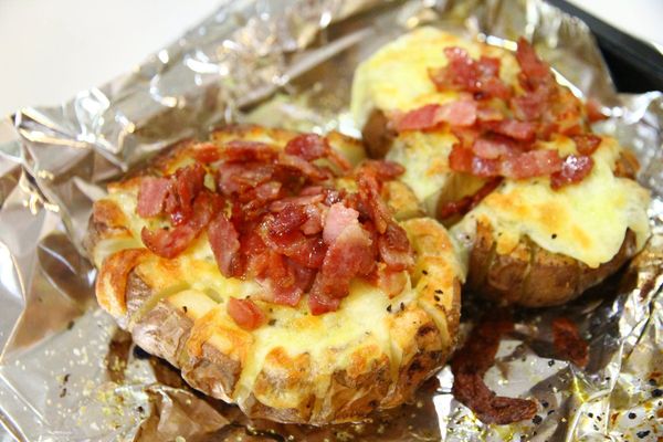 撒上培根 (也可以裝盤之後再撒)