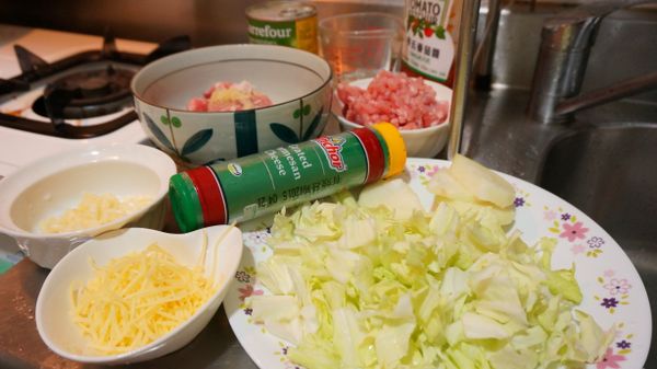 豬肉先用1顆量的蒜末醃製備用，然後把高麗菜洗淨切成適合入口的大小，並將其它食材準備好。