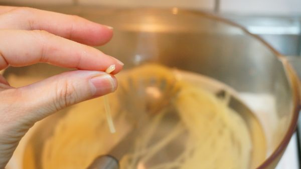 每種義大利麵需要煮開的時間都不一樣，請參照包裝上指示。不過不需要將義大利麵煮到全熟，讓麵心帶點白色(如圖)，因為義大利麵撈起後還要放進去與食材一起拌炒。你可以試試煮3分鐘後，撈起一條麵條剪斷後，看看是否有白色麵心。