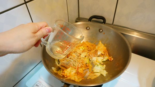 起鍋前將50ml白酒由鍋邊灑入，拌炒5下左右就可以盛盤了。