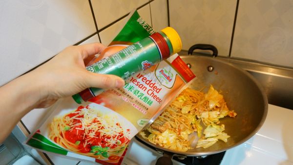 接著放入50g Parmesan Cheese(帕瑪森起司絲)，有些人家裡只有帕瑪森起司粉，也可以取代，不用另外買。因為個人口味不同，我放了50g起士司後覺得想再濃郁一點，所以我兩種都有放耶XD