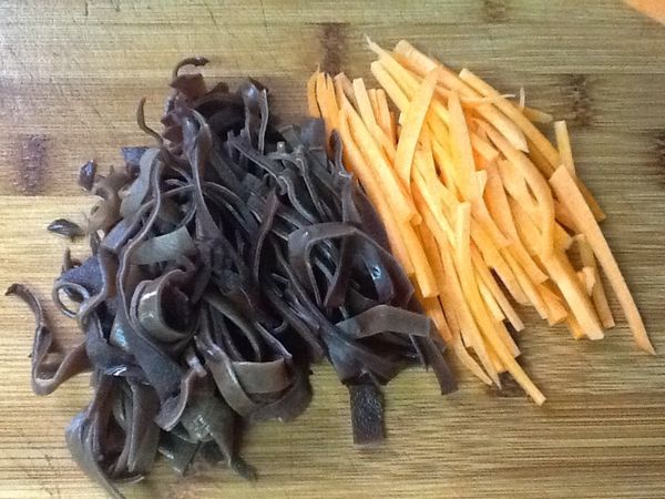 木耳與紅蘿蔔切細絲。