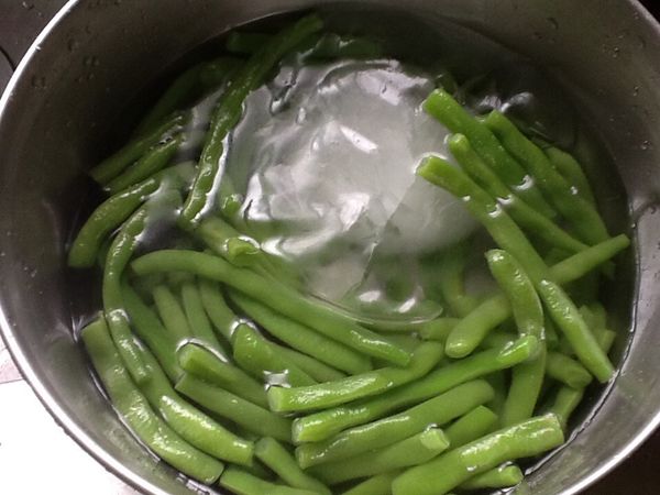 撈起放入冷冰開水中冰鎮冷卻即可撈起瀝乾。
   （這是保翠綠與脆口的方法）