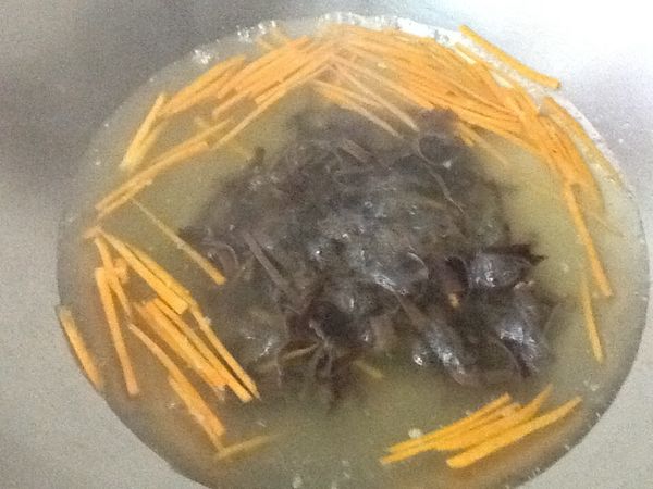 原鍋續放入紅羅蔔絲與木耳絲，川燙至紅羅蔔熟即可撈起冷卻。（可冰鎮，亦可自然冷卻）