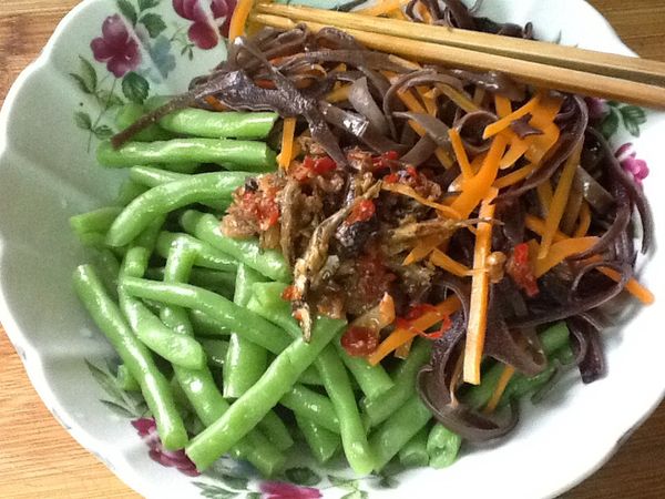 將川燙好的四季豆、紅蘿蔔、木耳加入XO醬，攪拌均勻即可上菜。