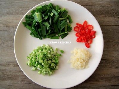 蒜切末，辣椒去籽切圓片狀(喜愛辣的可不去籽)，韭菜莖部切細碎、綠葉切1CM段狀。