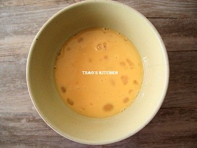 蛋液打勻備用。
