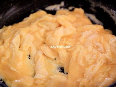 熱鍋加入1大匙食用油，中火將蛋液倒入後輕輕拌炒，呈現半熟狀態取出備用。