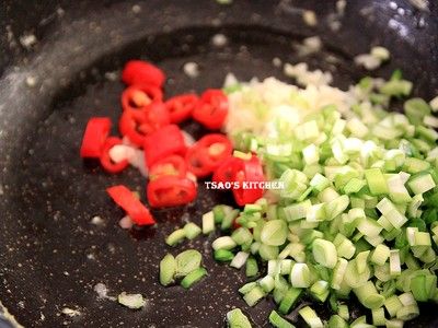 原鍋將蒜末、辣椒、韭菜莖放入炒香。