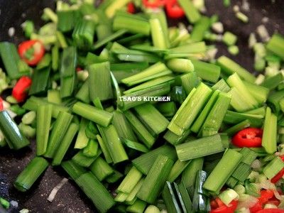 再加入韭菜葉拌炒20~30秒。
