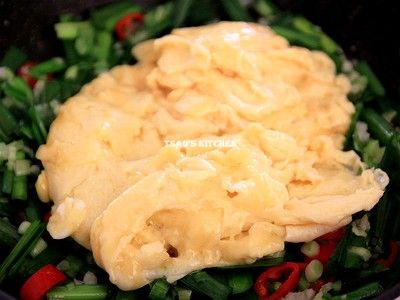 放入滑蛋後加入少許鹽及香油，拌勻後起鍋即完成料理。