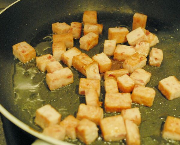 熱鍋後下油，先炒豬肉三至五分鐘。或煎午餐肉至金黃色，盛起備用