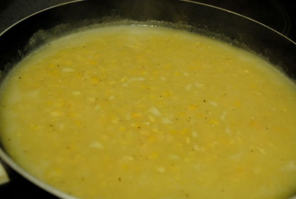 倒去鍋內的油，下粟米蓉及半罐開水，用中火煮滾，下鹽及胡椒粉調味