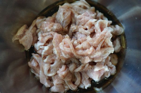 豬松坂切薄片後，和[醃漬料]混合拌勻靜置約15分鐘。