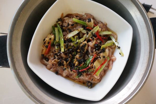 將步驟3的辛香料連同油脂倒入醃漬好的松坂肉片中，放入電鍋中水滾後蒸約18分鐘即可。