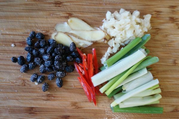 青蔥切段、黑豆豉輕拍後切碎、辣椒去籽切絲備用。 (口味較重者則可不需去籽)。