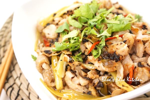 將蒸好的肉片和醬料拌勻，隨意灑上一點香菜，帶著黑豆豉香氣的軟嫩松坂肉就完成了。肉片和醬汁一起放在白飯上，超級下飯又美味的便當菜大推!!!