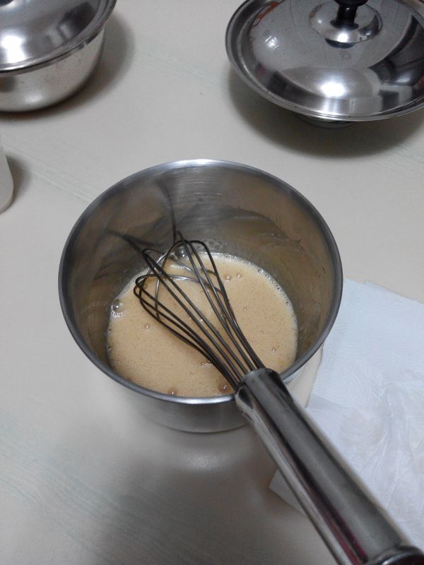 蛋加糖打勻，再加蜂蜜攪勻，略白