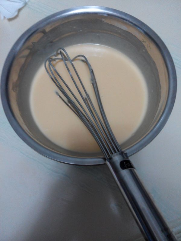 加牛奶攪勻，加融化的奶油攪勻備用，粉類(低筋100g和泡打粉1匙和8分之1匙塩要先過篩喔!)放入盆中，中間挖個洞把蛋糊從中倒入，手動打蛋器由內往外，不要太用力打，以免起筋，完成。