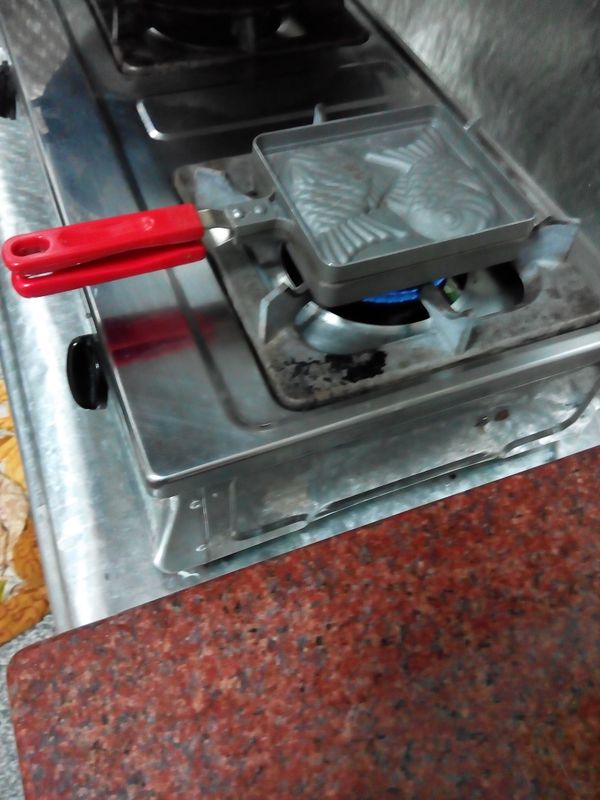 用小火先烤下模具，讓它有一定熱度，倒入蛋糊，速翻面前後左右搖一下烤3分，再翻面烤3分。即成