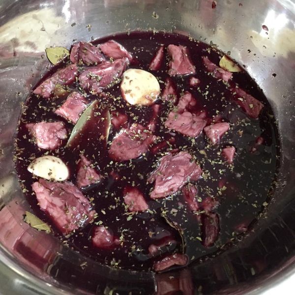 牛肉切塊和月桂葉（迷迭香有的話也放）和蒜頭一起浸泡在紅酒裡約4-5小時入味，倒出來後浸泡的紅酒留起來