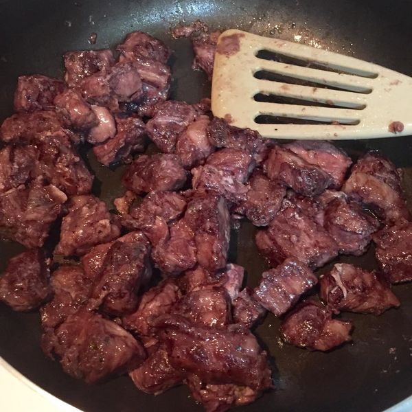 牛肉一塊塊沾麵粉下鍋先煎到七八分熟，呈現金黃色