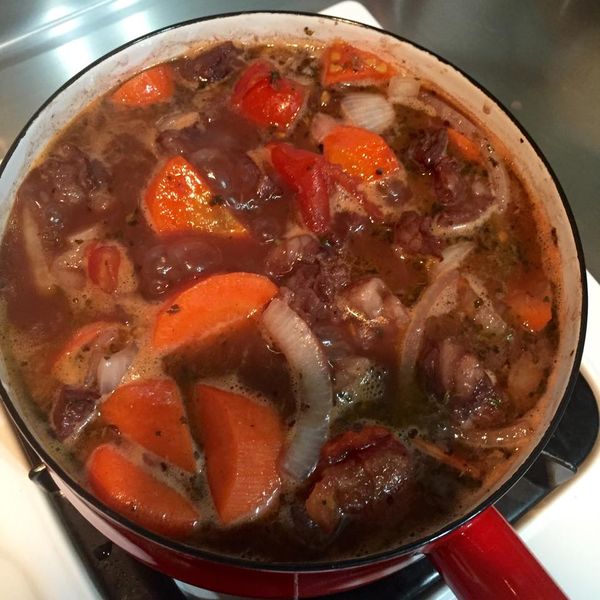 番茄洋蔥切塊（有紅蘿蔔也可一起）與牛肉一起下油鍋拌炒，之後把原本浸泡的紅酒一起倒入鍋中蓋過食材，以小火燉煮約60-90分鐘，一滴水一滴高湯都不需要加喔，牛肉會被燉煮的超級香～