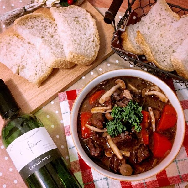 加入鹽胡椒和番茄醬和義式香料調味，起鍋前15分鐘加入鴻喜菇即可