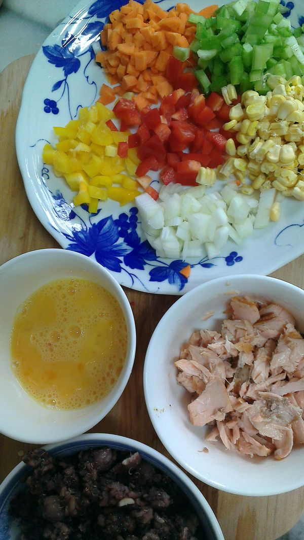 將蔬菜切丁。蛋打散加些黑胡椒。鮭魚搗碎去魚骨。