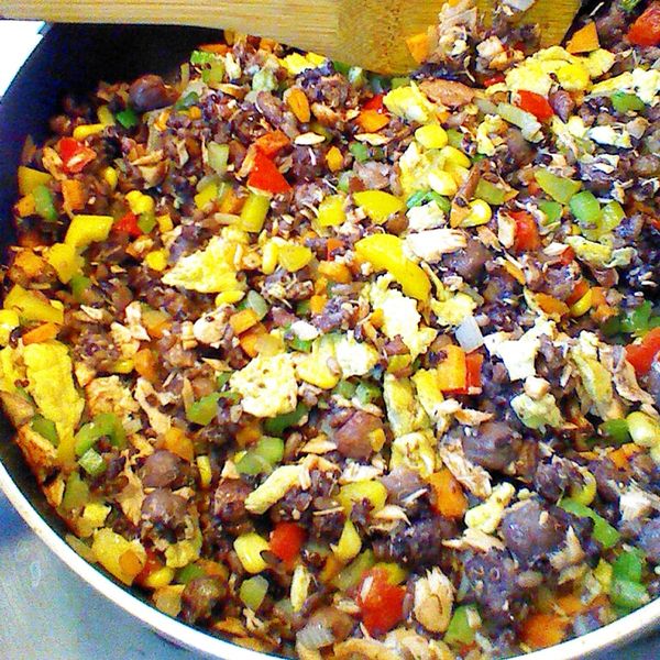 加入五榖飯、碎鮭魚和蛋拌炒即可。