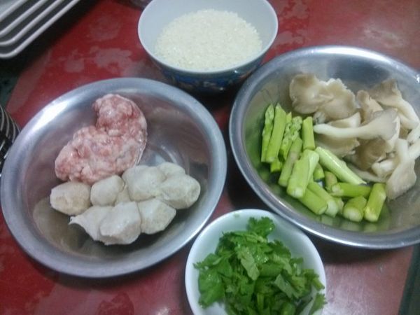 蘆筍切成段狀；芫荽或芹菜切碎；魚丸、秀珍菇洗淨；青蔥切成蔥花；紅蘿蔔切成菱形小片。