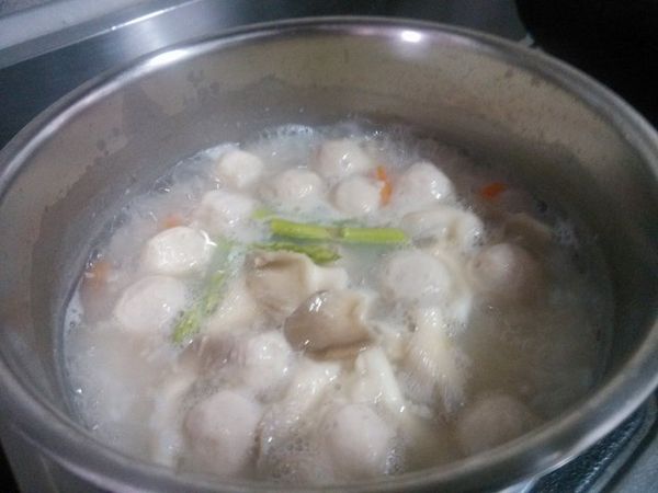 煮至白米完全開了之後，把蘆筍與秀珍菇放入，並且加入適量的鹽與少許白胡椒粉調味。