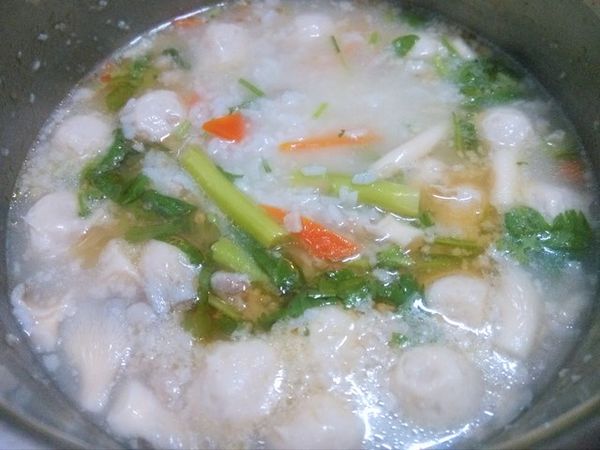 蘆筍熟了之後，加入切碎的芫荽或芹菜與蔥花，然後滴上香油。