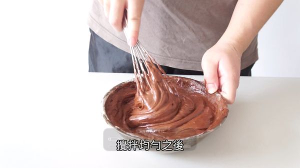 在巧克力糊中，先加入1/3蛋白霜到且巧克力糊中，拌勻。