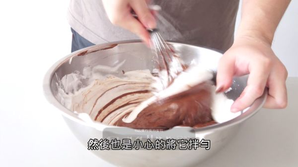 再和另外2/3蛋白霜拌勻。