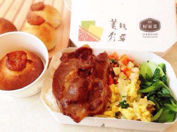 [5/21 Mickey 餐盒] 曾經是遊子的 Mickey，也曾為了想念媽媽的菜，趕夜車回家，而那天媽媽就會追加 Mickey 最喜歡的菜！Mickey 今天就分享她最愛的媽媽菜，就稱它為「懷念媽媽系列」－烤蜜汁肉片、洋蔥炒蛋、螞蟻搬土豆、炒青江菜、香蕉牛奶乳酪麵包。