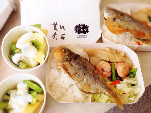 [5/28 Mickey 餐盒] 鹽烤肉魚 (又稱肉鯽仔)丶法式香料蝦蘆筍丶炒季節筍片 (小農栽種，無毒丶自然生長)丶蒜香高麗菜、蜂蜜優格蘋果奇異果 (天熱，不吃麵包，改吃冰涼的水果優格)