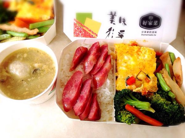 [5/14 Mickey 餐盒] 烤黑豬肉香腸 (因為表哥很熱心，很新鮮請我趕快烤給大家吃)丶天婦羅四季豆丶櫛瓜起司烘蛋 (義大利媽媽們的家常菜)丶蘿蔔卂目魚丸湯 (用大鯉魚頭熬湯，很濃郁，膠元蛋白很多喔)。