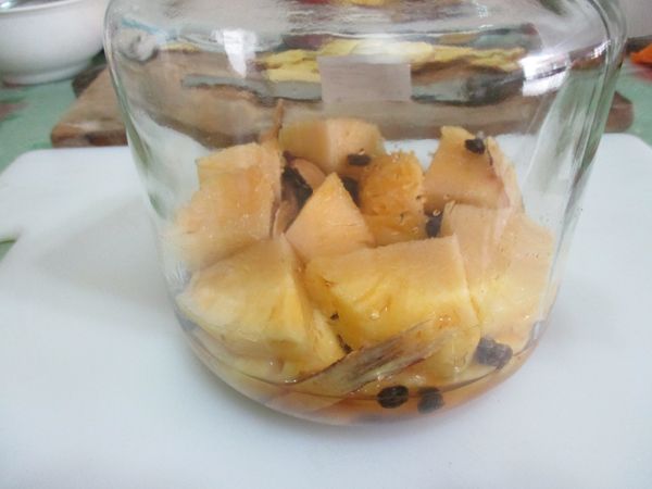 一層蔭豆、一層鳳梨、撒一大匙砂糖，最後一層(頂部)是蔭豆，淋上米酒封蓋即可。
PS:也可以不要用酒~