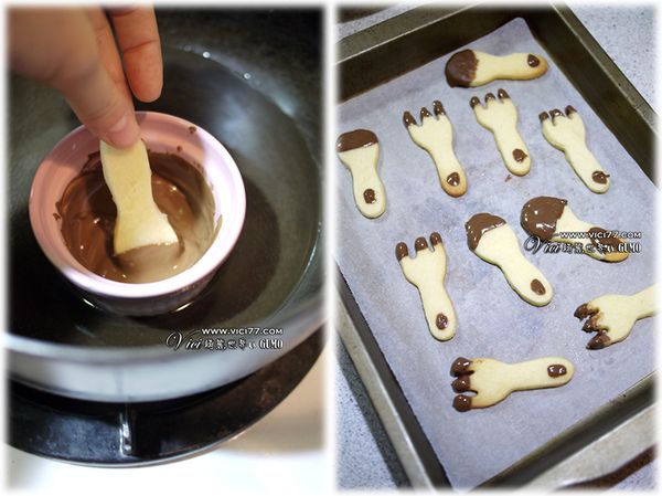 把烤好放涼的餅乾沾隔水加熱融化的巧克力，待巧克力凝固即可